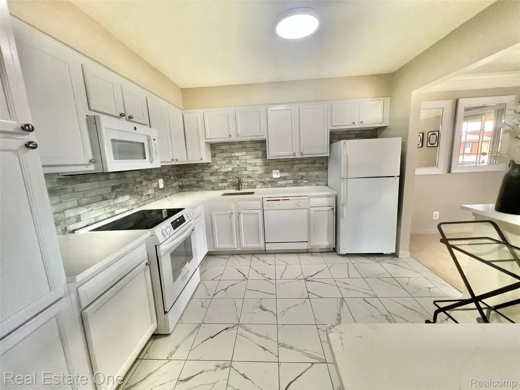 6121 Orchard Lake West Bloomfield Charter Township MI 48322