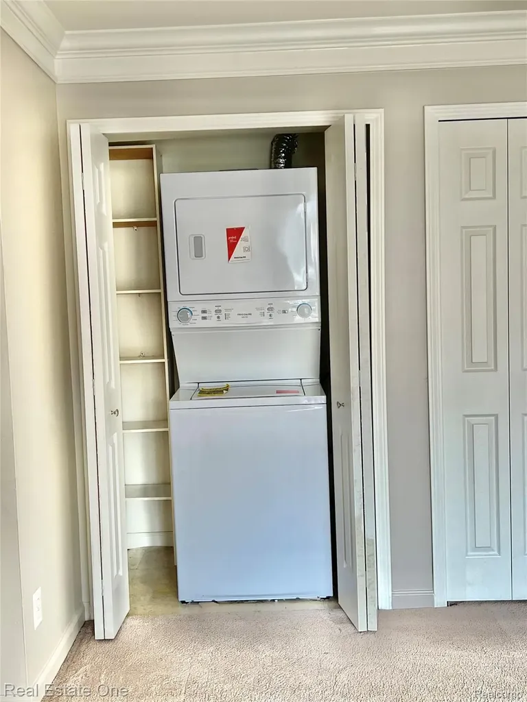6121 Orchard Lake West Bloomfield Charter Township MI 48322