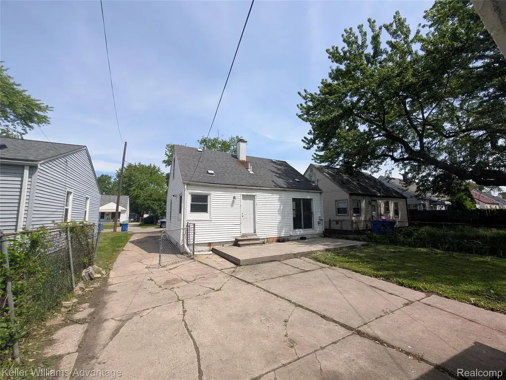 13076 Sherman Avenue Warren City MI 48089