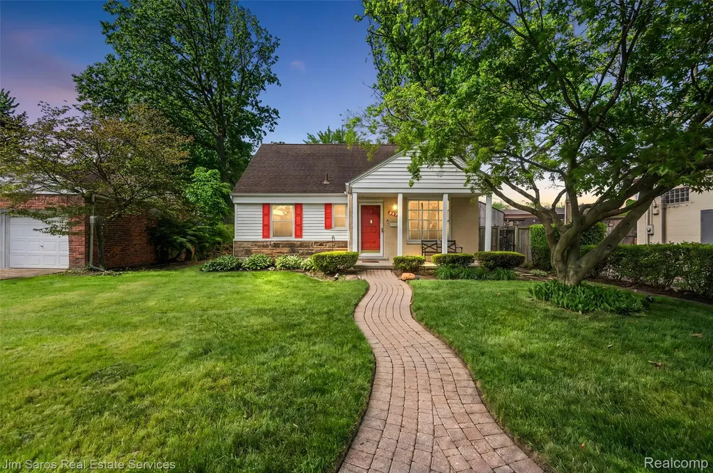 2371 Allard Avenue Grosse Pointe Woods City MI 48236