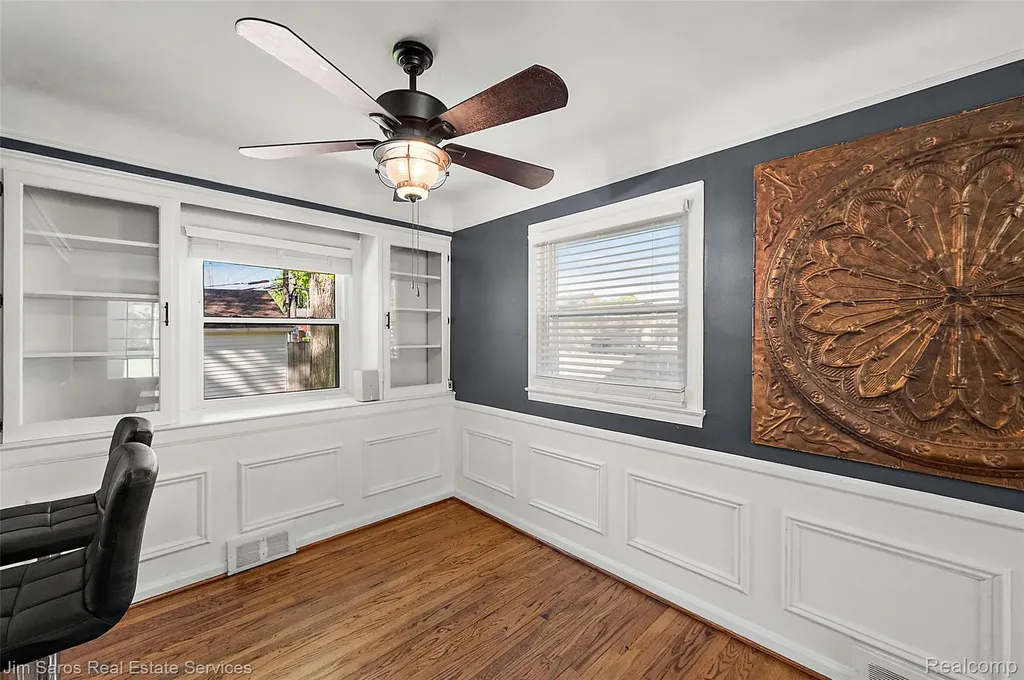 2371 Allard Avenue Grosse Pointe Woods City MI 48236