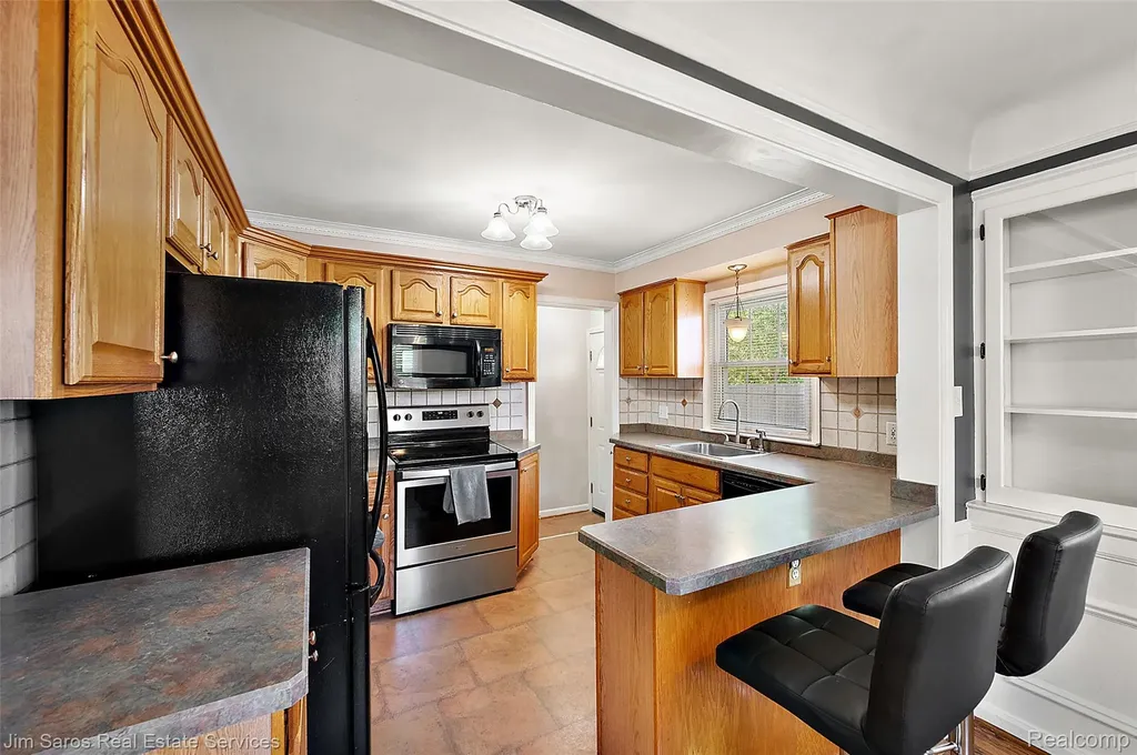 2371 Allard Avenue Grosse Pointe Woods City MI 48236