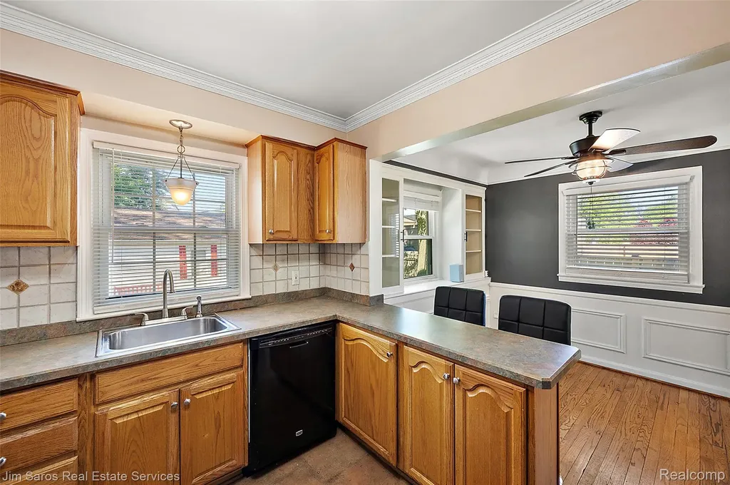 2371 Allard Avenue Grosse Pointe Woods City MI 48236
