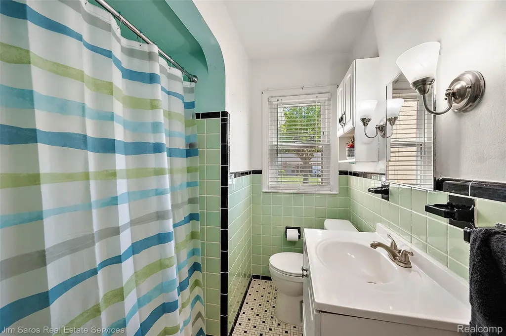 2371 Allard Avenue Grosse Pointe Woods City MI 48236