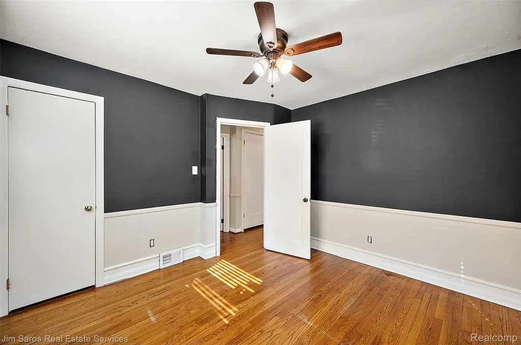 2371 Allard Avenue Grosse Pointe Woods City MI 48236