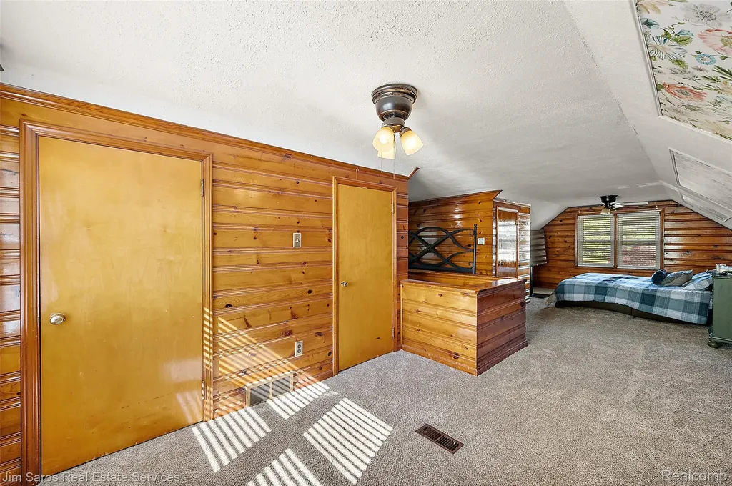 2371 Allard Avenue Grosse Pointe Woods City MI 48236