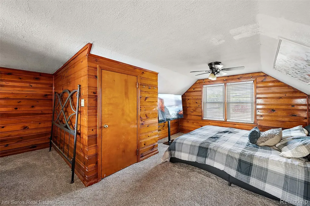 2371 Allard Avenue Grosse Pointe Woods City MI 48236