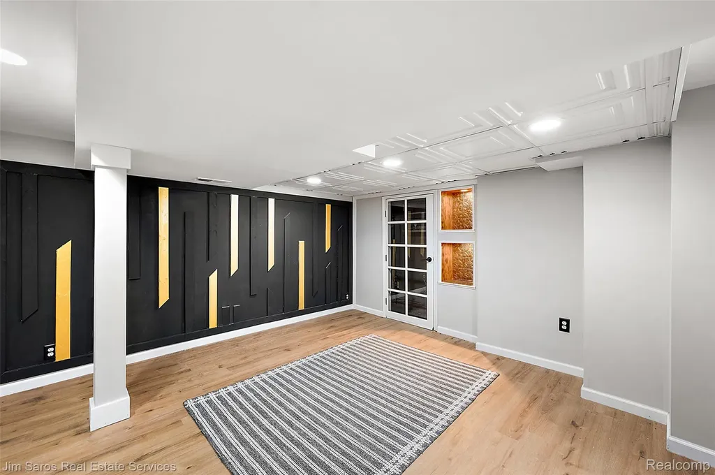 2371 Allard Avenue Grosse Pointe Woods City MI 48236