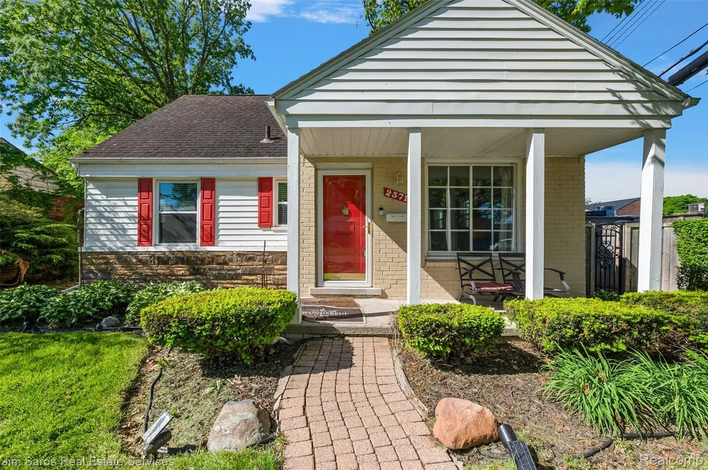 2371 Allard Avenue Grosse Pointe Woods City MI 48236