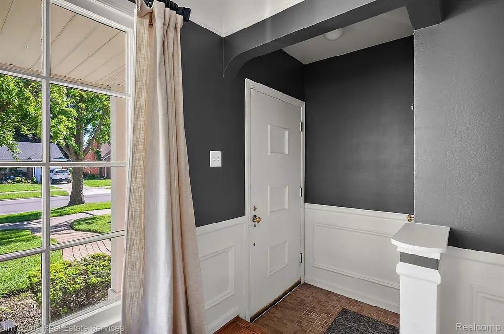 2371 Allard Avenue Grosse Pointe Woods City MI 48236
