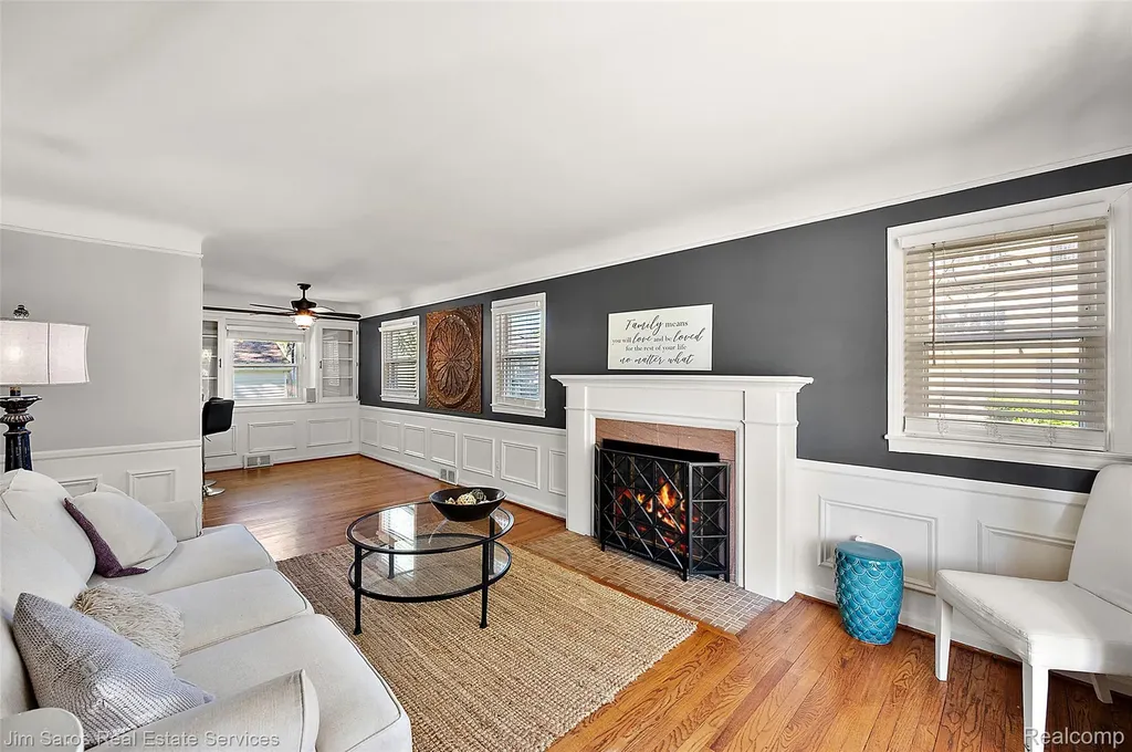 2371 Allard Avenue Grosse Pointe Woods City MI 48236