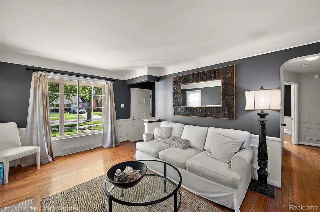 2371 Allard Avenue Grosse Pointe Woods City MI 48236
