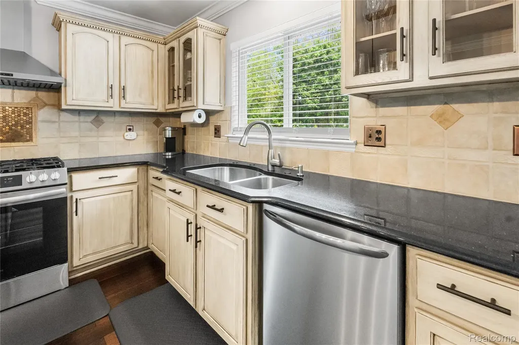 175 Franklin Lake Circle Oxford Charter Township MI 48371