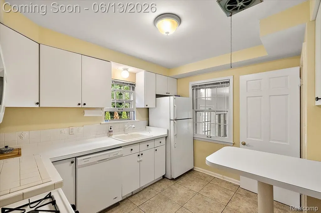 2260 W Lincoln Street Birmingham City MI 48009