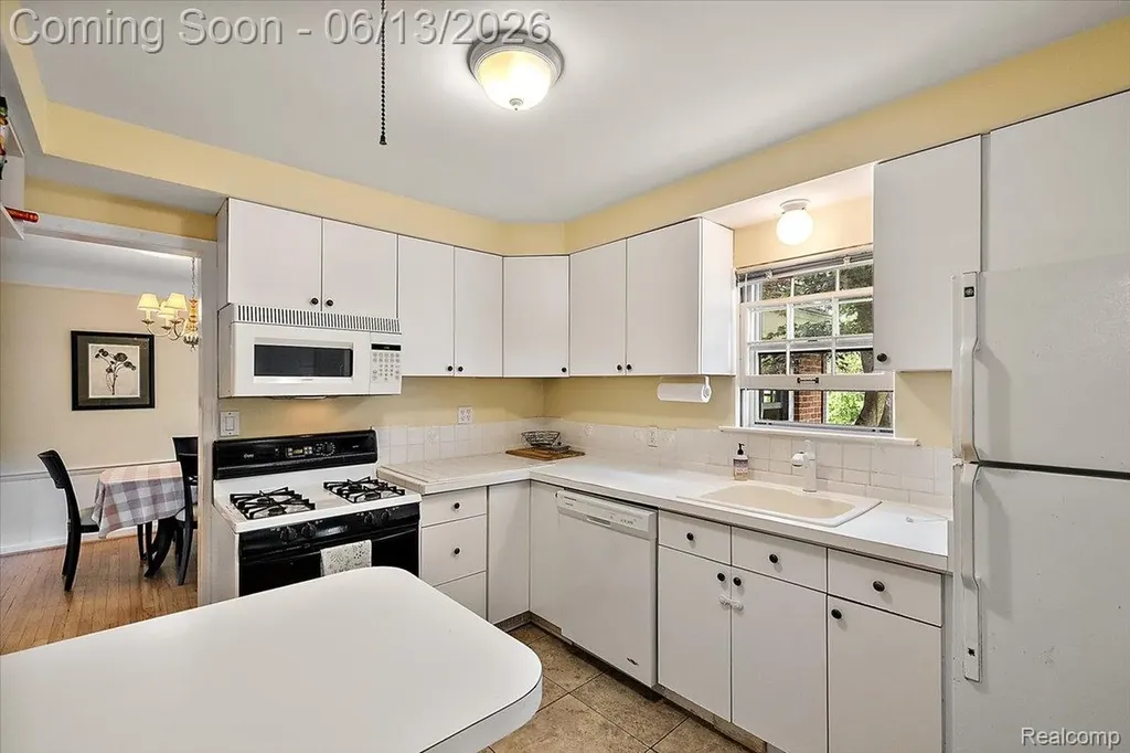 2260 W Lincoln Street Birmingham City MI 48009
