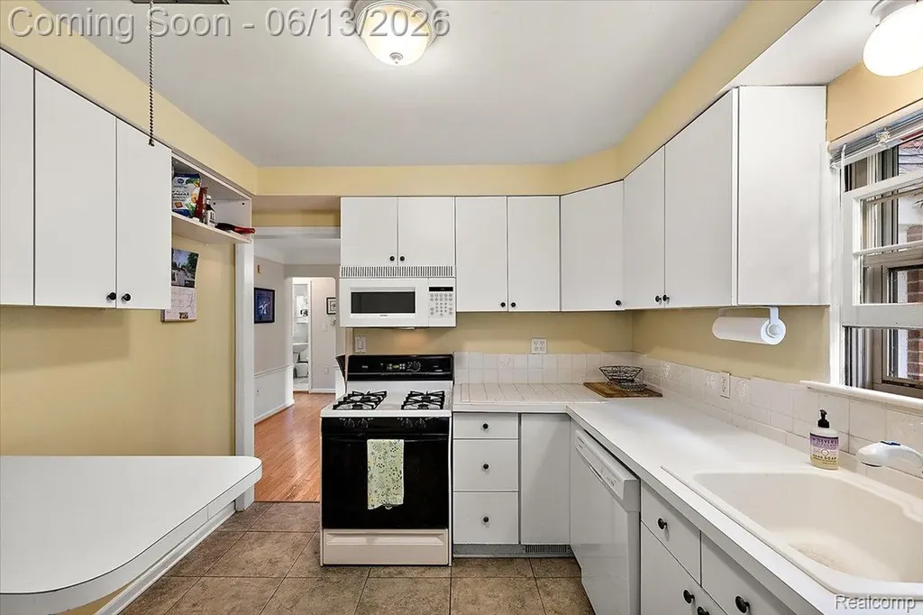 2260 W Lincoln Street Birmingham City MI 48009