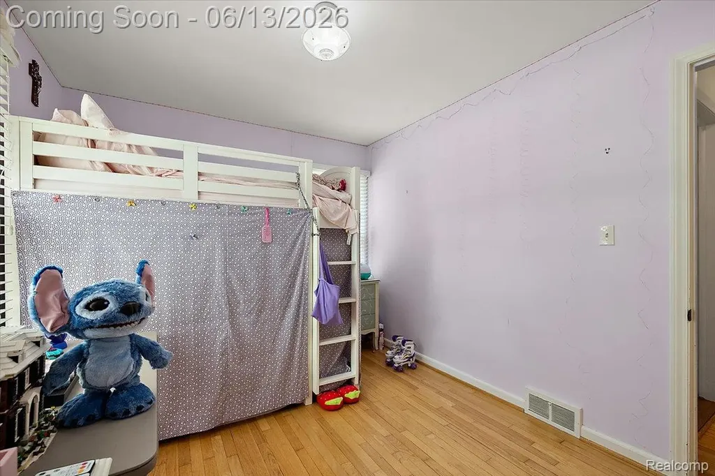2260 W Lincoln Street Birmingham City MI 48009