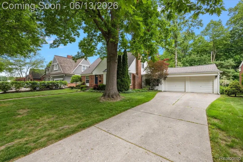 2260 W Lincoln Street Birmingham City MI 48009