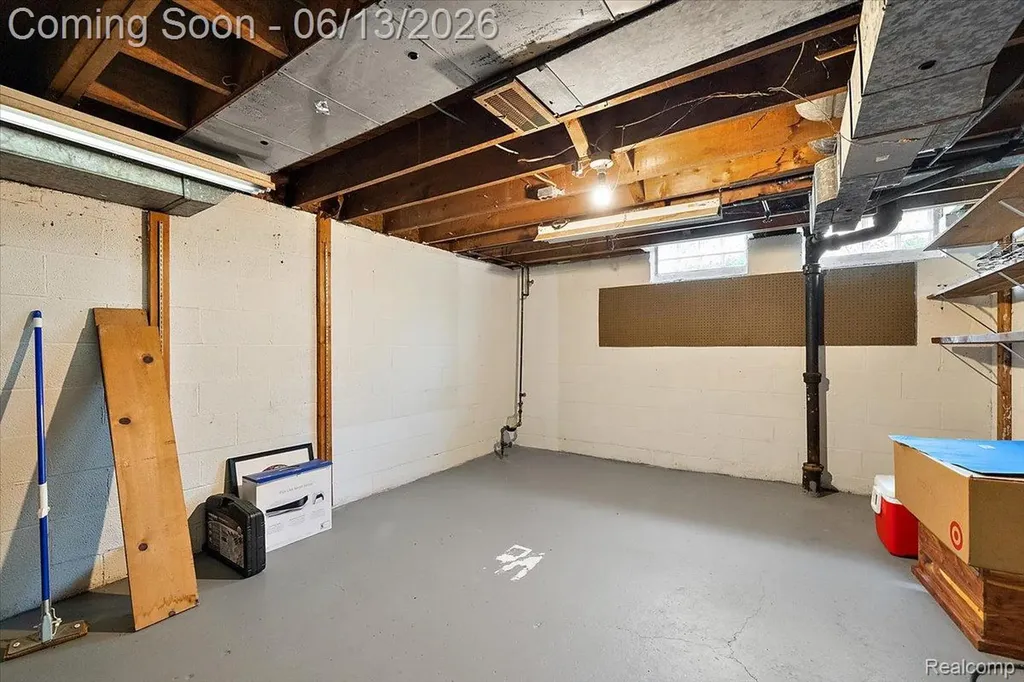 2260 W Lincoln Street Birmingham City MI 48009
