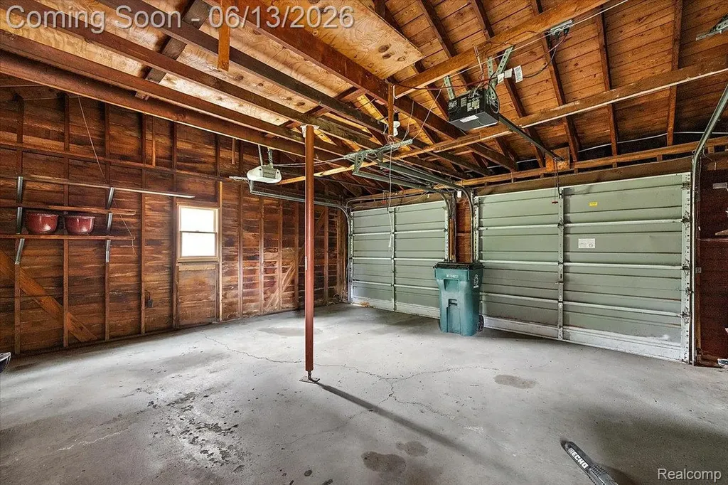 2260 W Lincoln Street Birmingham City MI 48009