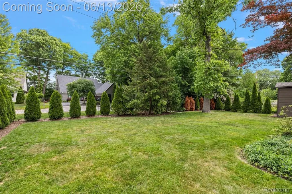 2260 W Lincoln Street Birmingham City MI 48009