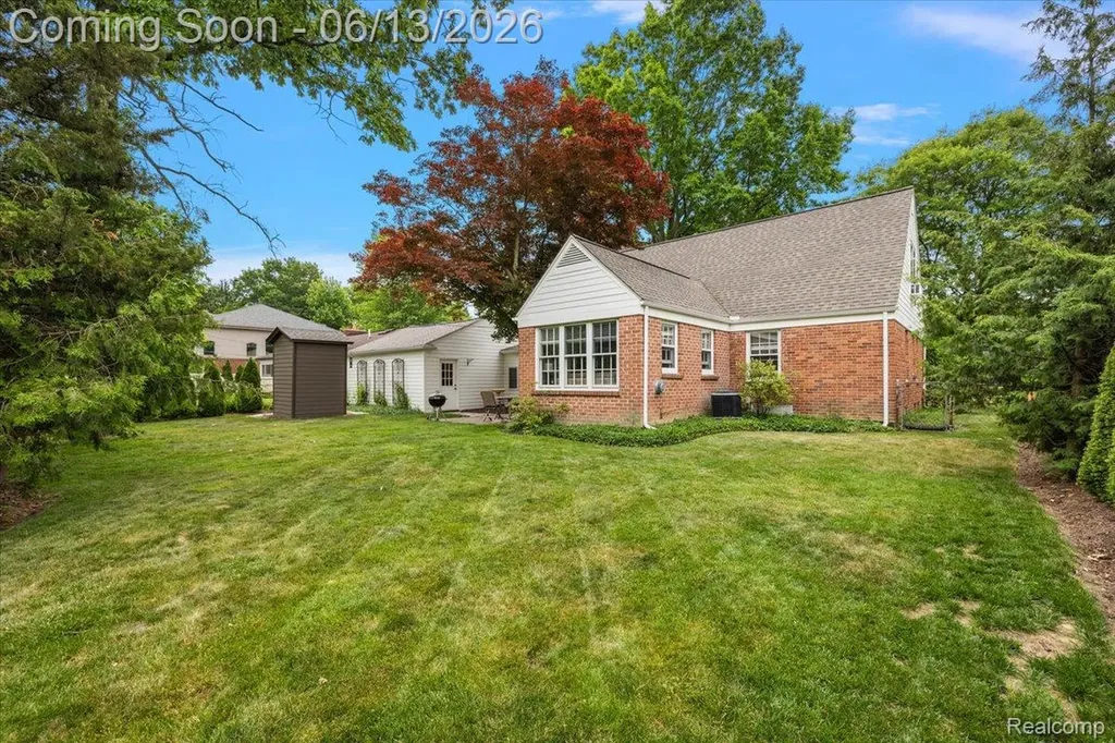 2260 W Lincoln Street Birmingham City MI 48009