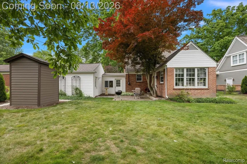 2260 W Lincoln Street Birmingham City MI 48009