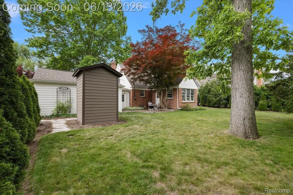 2260 W Lincoln Street Birmingham City MI 48009