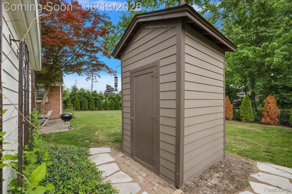 2260 W Lincoln Street Birmingham City MI 48009