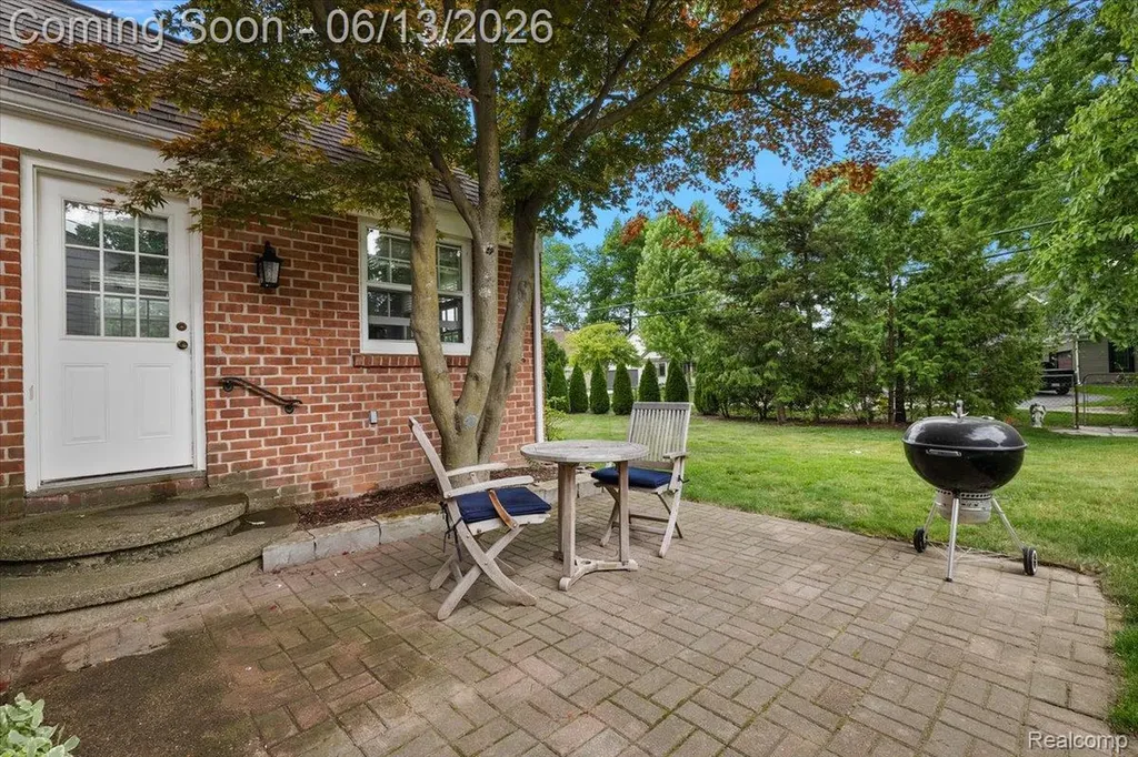 2260 W Lincoln Street Birmingham City MI 48009