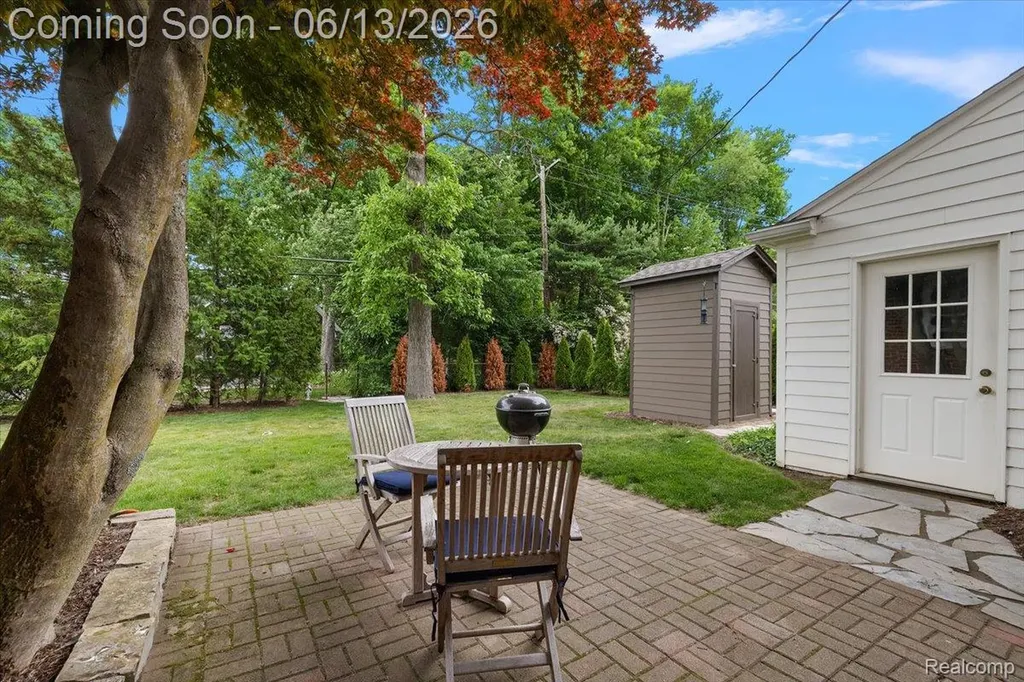 2260 W Lincoln Street Birmingham City MI 48009