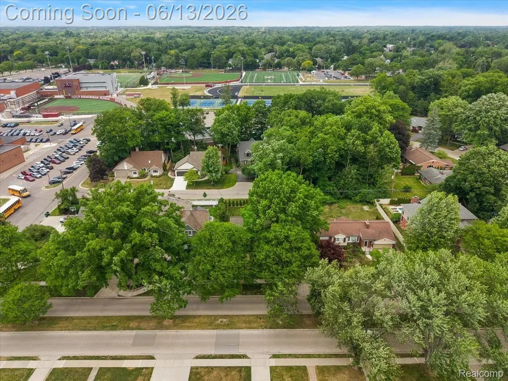2260 W Lincoln Street Birmingham City MI 48009