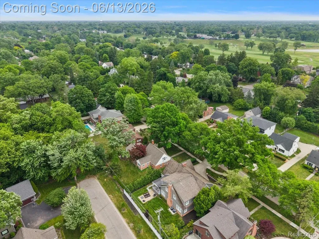 2260 W Lincoln Street Birmingham City MI 48009