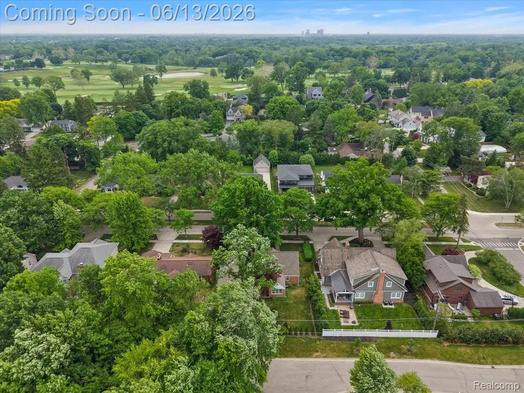 2260 W Lincoln Street Birmingham City MI 48009