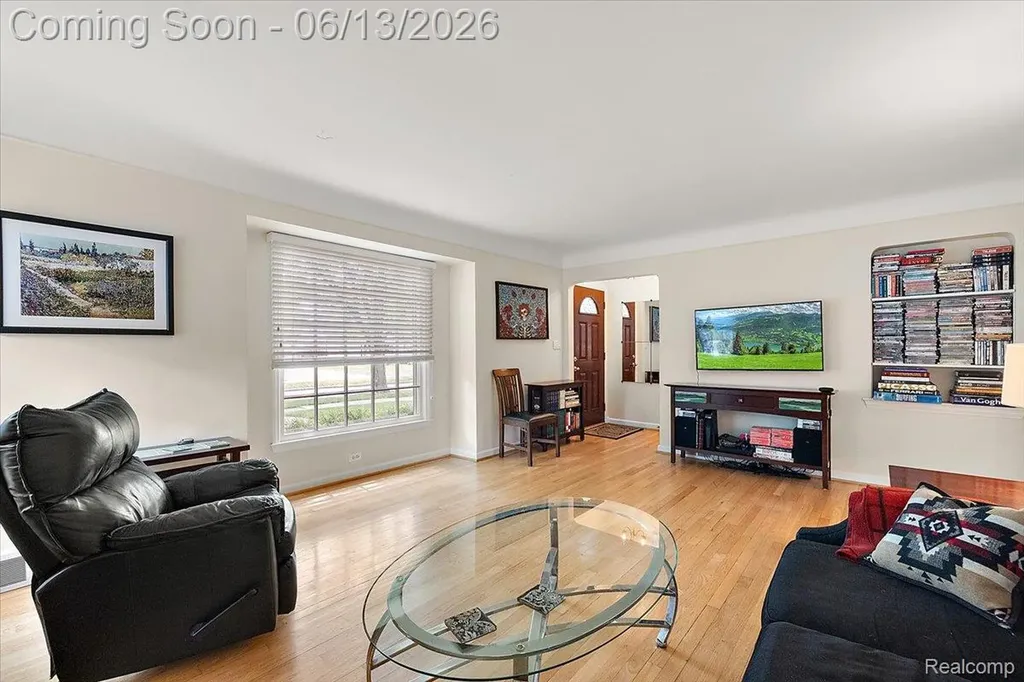 2260 W Lincoln Street Birmingham City MI 48009