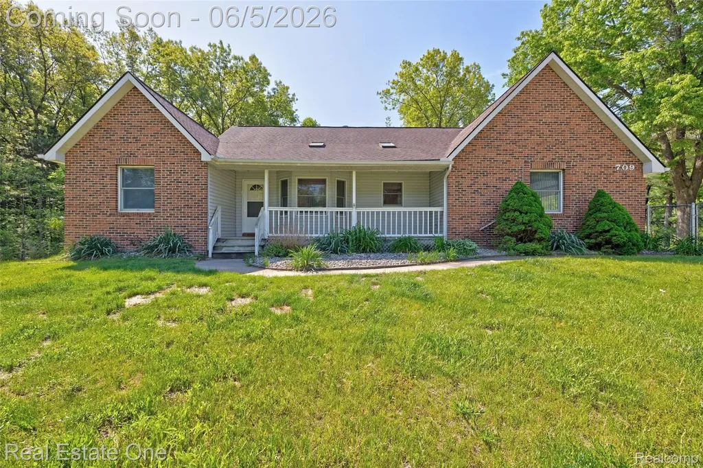 709 Bald Eagle Lake Road Brandon Charter Township MI 48462