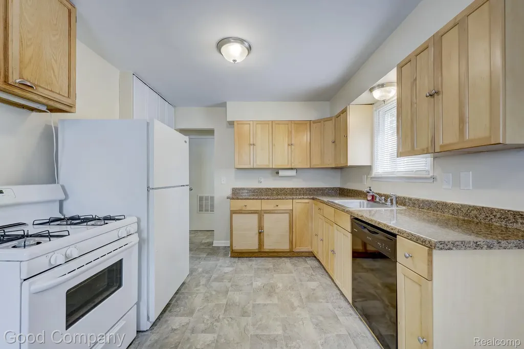 22362 Masch Avenue Warren City MI 48091