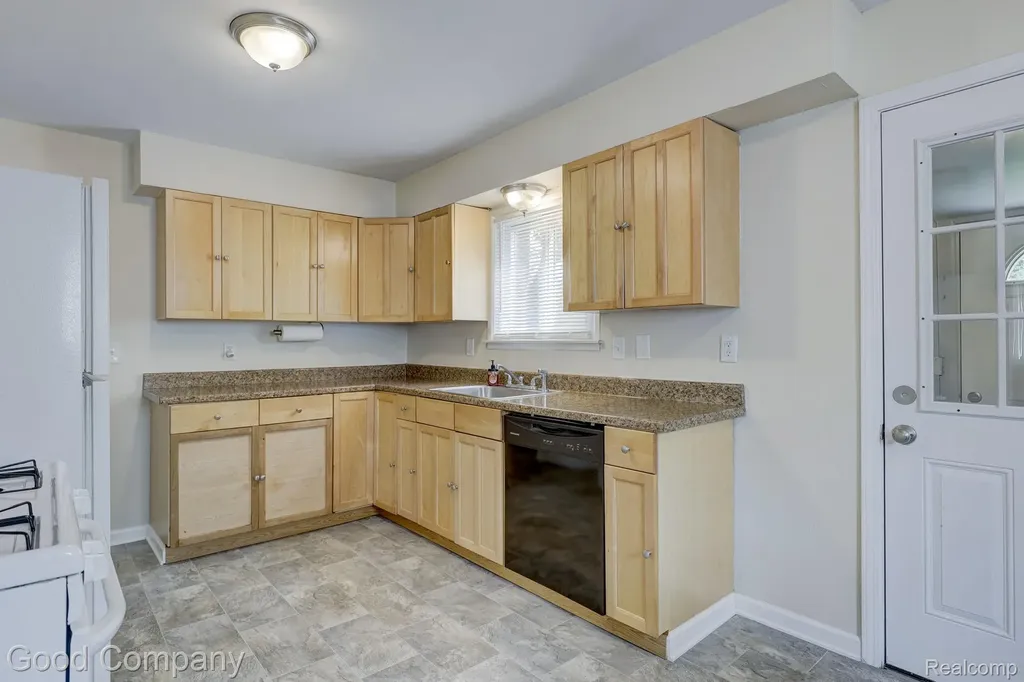 22362 Masch Avenue Warren City MI 48091