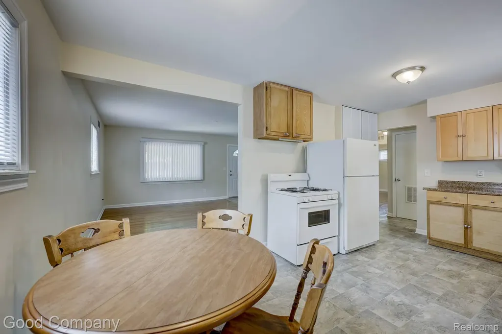 22362 Masch Avenue Warren City MI 48091