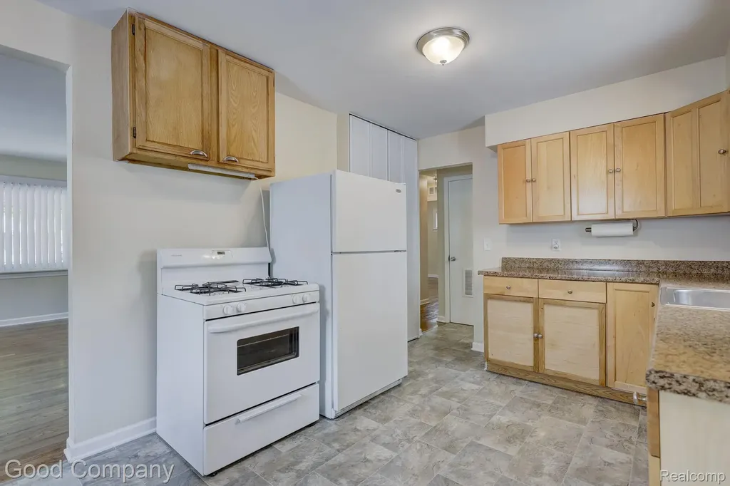 22362 Masch Avenue Warren City MI 48091