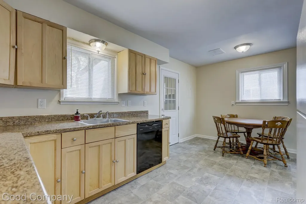 22362 Masch Avenue Warren City MI 48091