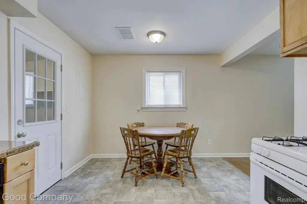 22362 Masch Avenue Warren City MI 48091