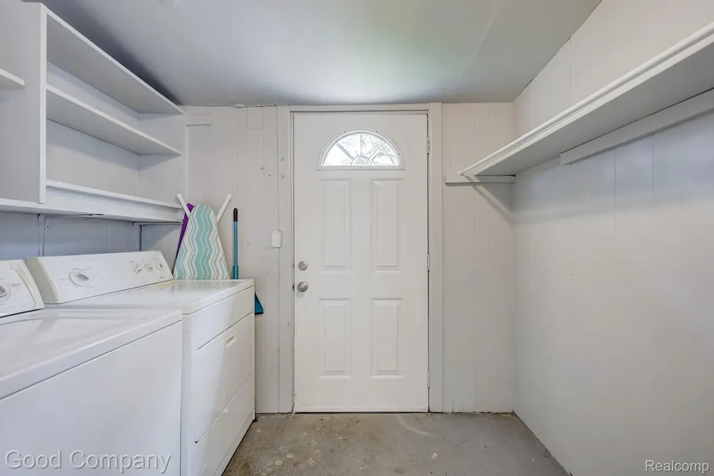 22362 Masch Avenue Warren City MI 48091