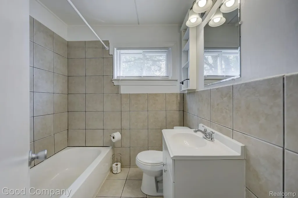 22362 Masch Avenue Warren City MI 48091