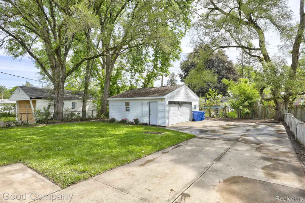 22362 Masch Avenue Warren City MI 48091