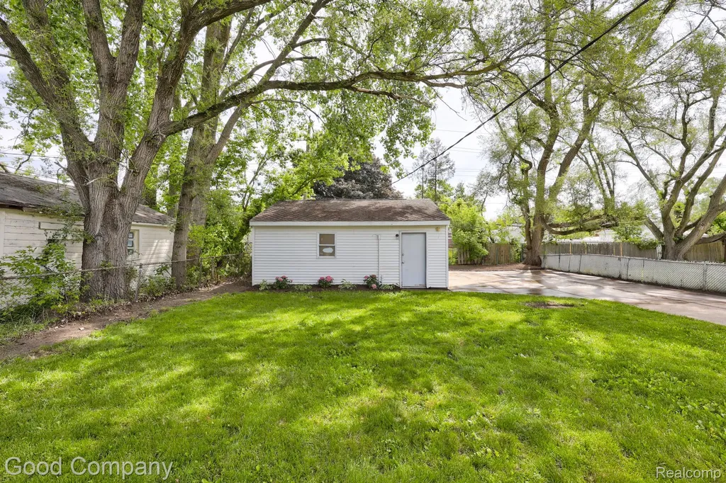 22362 Masch Avenue Warren City MI 48091