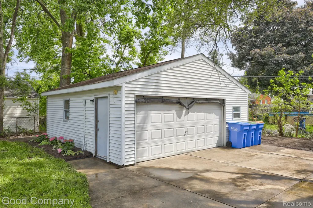 22362 Masch Avenue Warren City MI 48091