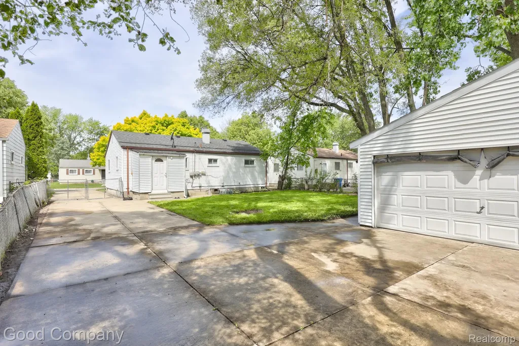 22362 Masch Avenue Warren City MI 48091