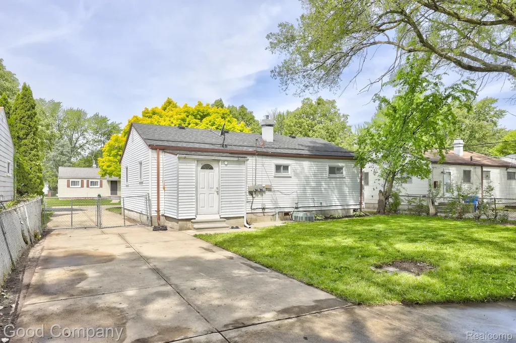 22362 Masch Avenue Warren City MI 48091