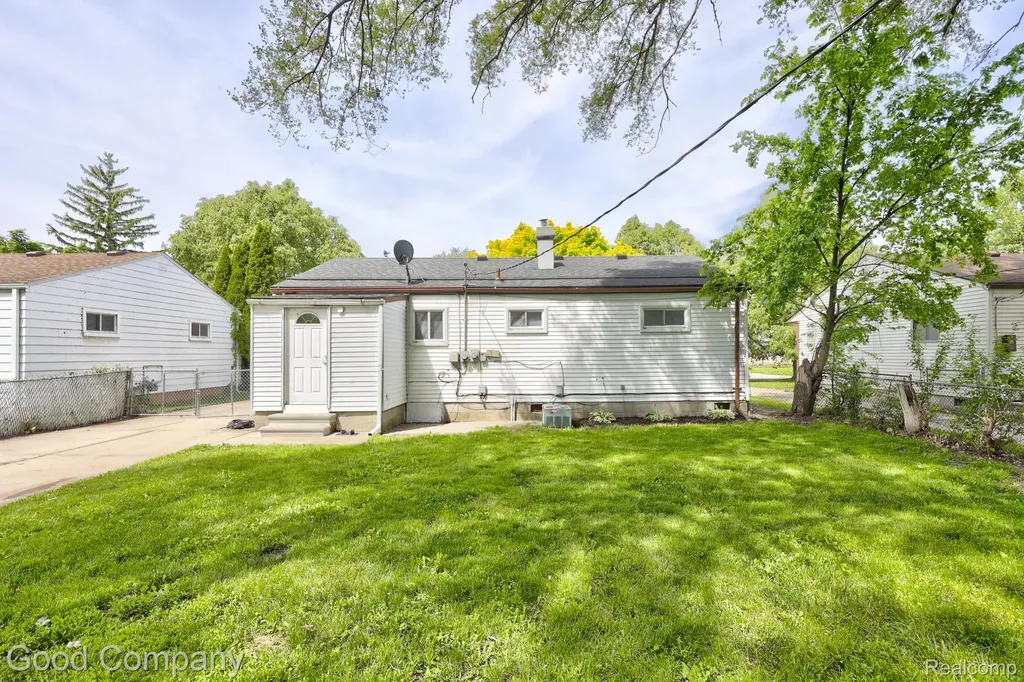 22362 Masch Avenue Warren City MI 48091